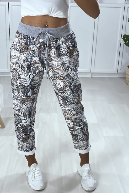 Katoenen joggingbroek met zakken en omgeslagen zoom in een mooi beige patroon Katoenen joggingbroek met zakken en omgeslagen zoom in een mooi beige patroon