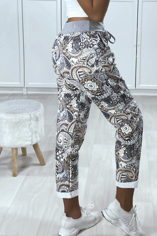 Jogging en coton avec poches et bas retroussé dans un joli motif beige Jogging en coton avec poches et bas retroussé dans un joli motif beige