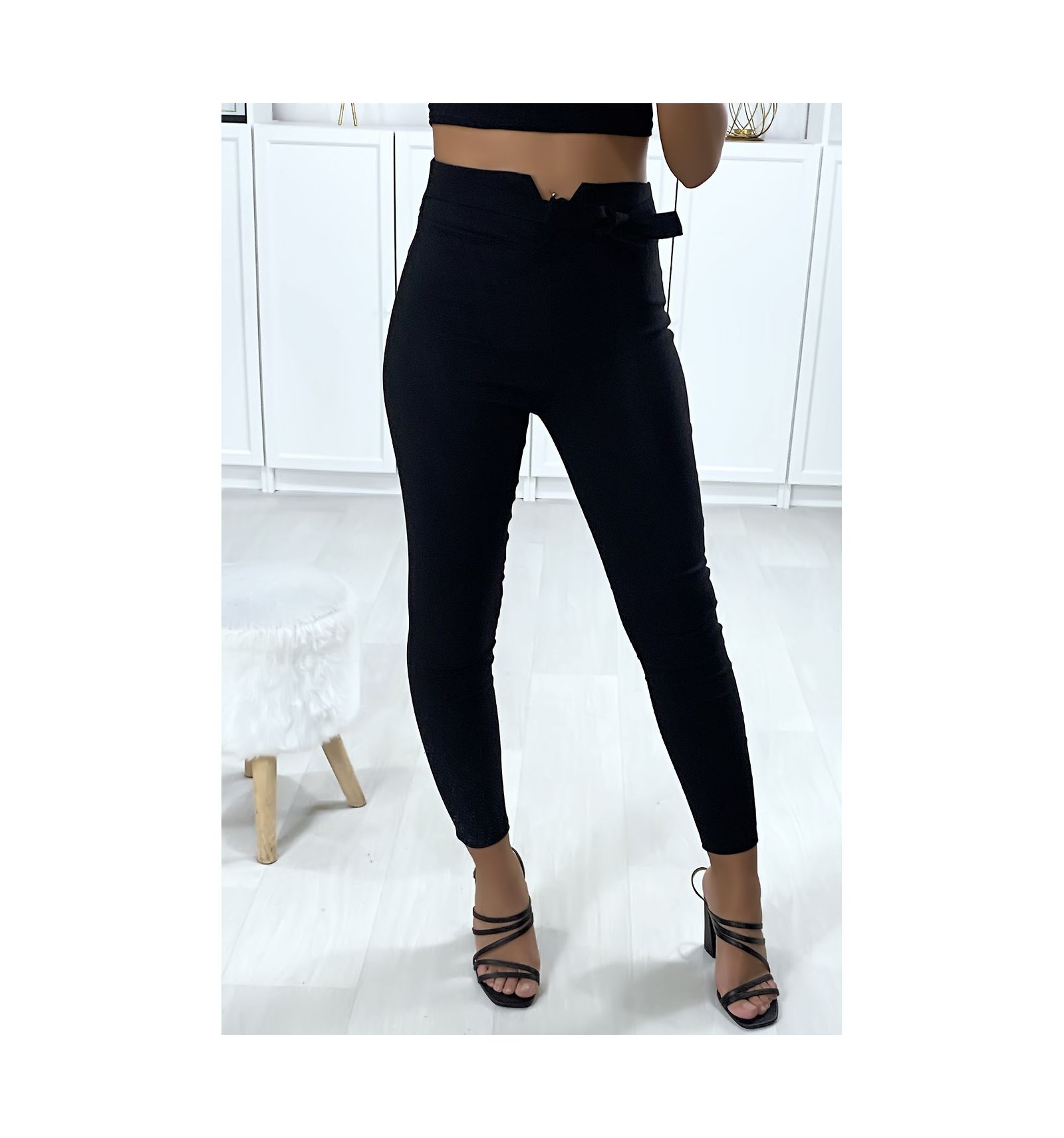 Women S Slim Pants In Black With V Shape At The Waist