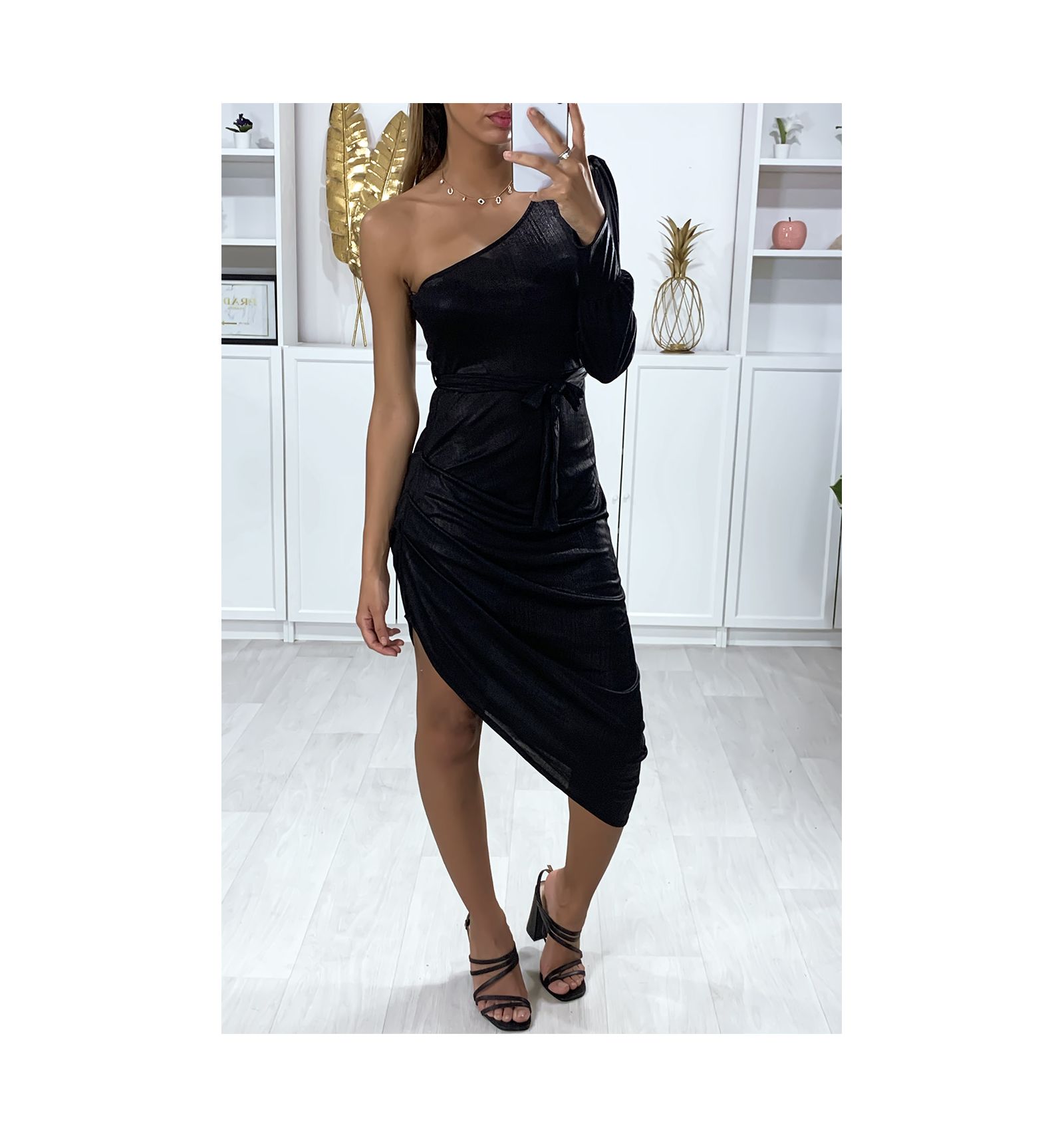 Robe noir avec une manche une ceinture et plissé sur le coté.