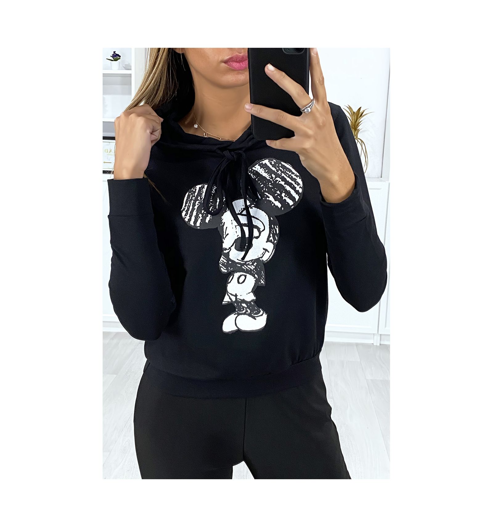 Sweat à capuche noir avec dessin à l'avant