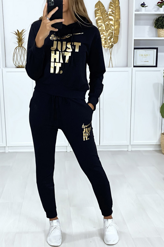 Ensemble jogging à capuche et poches en noir avec écriture et dessin dérivé de marque doré Ensemble jogging à capuche et poches en noir avec écriture et dessin dérivé de marque doré
