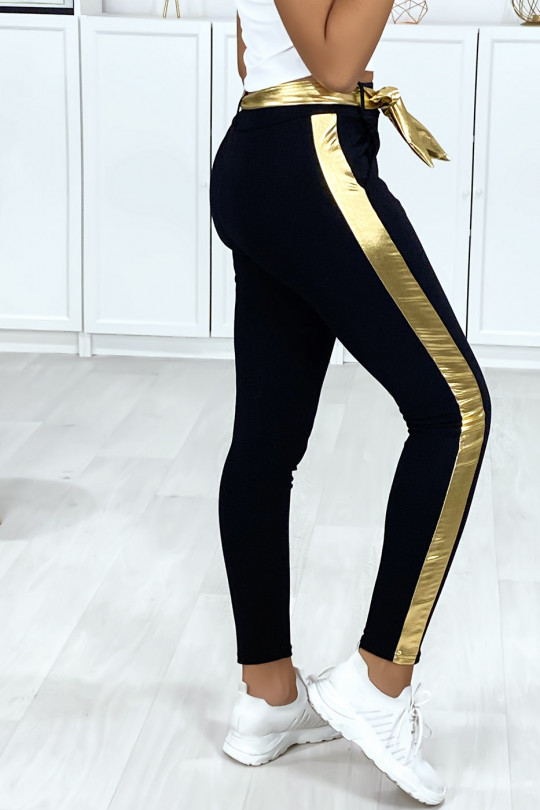Zwarte broek met zakken met banden en gouden riem Zwarte broek met zakken met banden en gouden riem