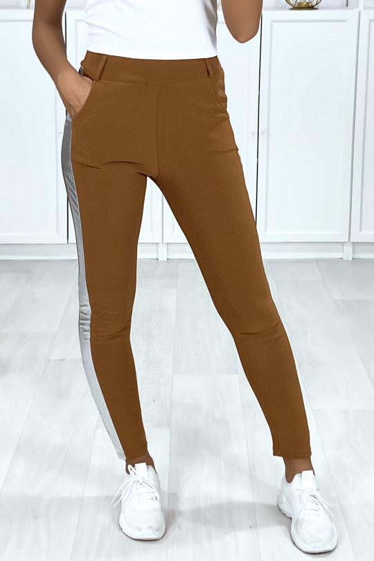 Camelkleurige broek met zakken met banden en zilveren riem Camelkleurige broek met zakken met banden en zilveren riem