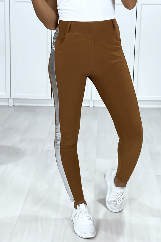 Camelkleurige broek met zakken met banden en zilveren riem Camelkleurige broek met zakken met banden en zilveren riem