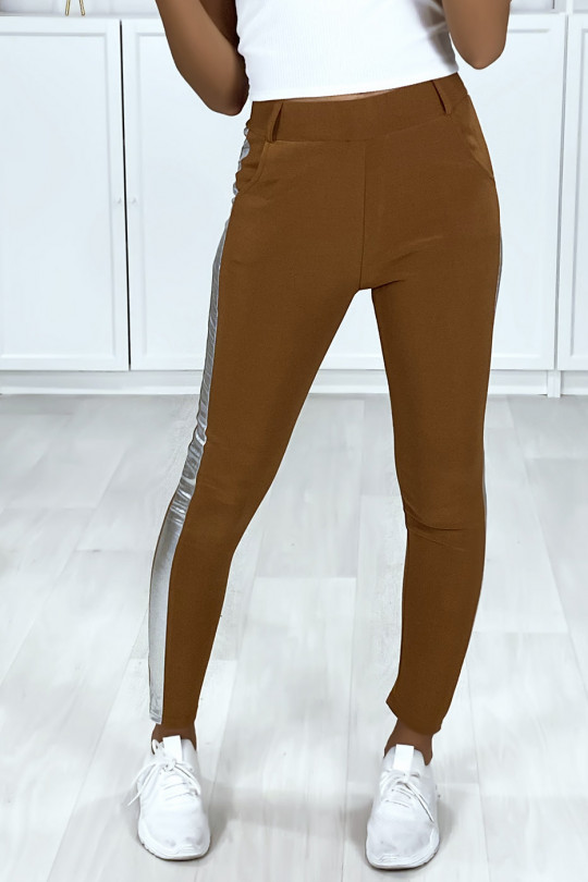 Camelkleurige broek met zakken met banden en zilveren riem Camelkleurige broek met zakken met banden en zilveren riem