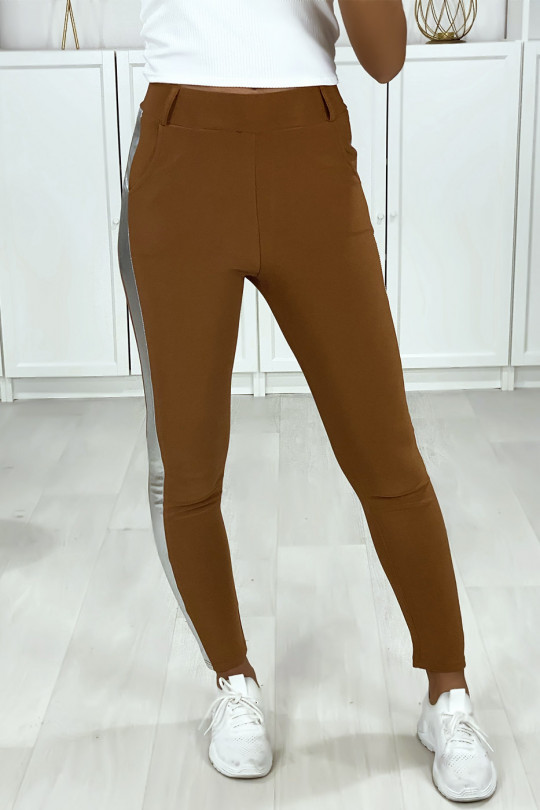 Camelkleurige broek met zakken met banden en zilveren riem Camelkleurige broek met zakken met banden en zilveren riem