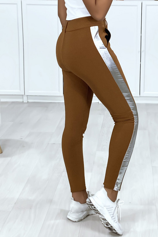 Camelkleurige broek met zakken met banden en zilveren riem Camelkleurige broek met zakken met banden en zilveren riem