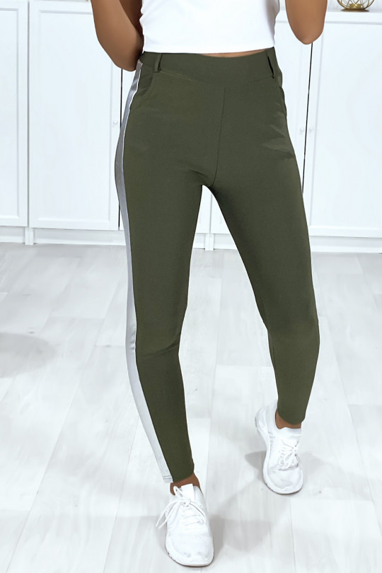 Pantalon kaki à poches avec bandes et ceinture argenté Pantalon kaki à poches avec bandes et ceinture argenté