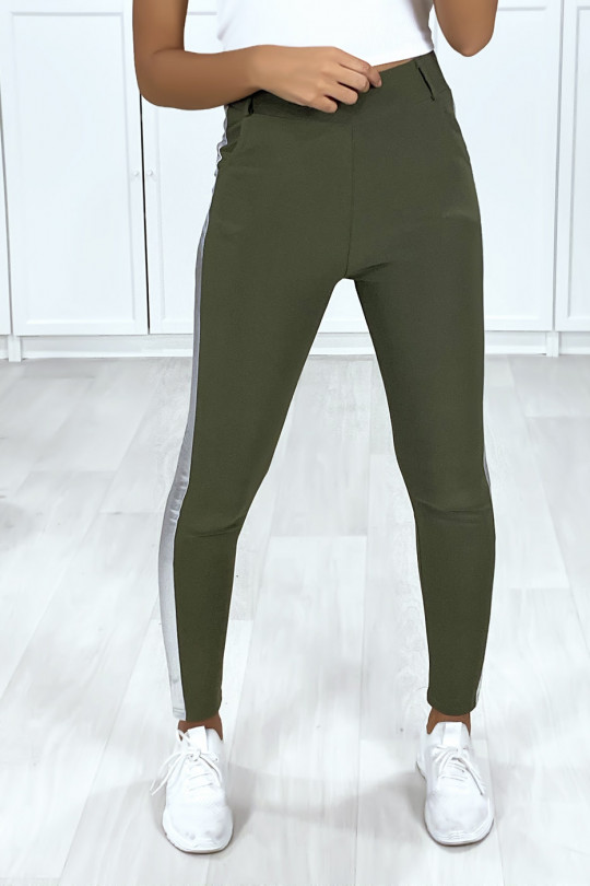 Pantalon kaki à poches avec bandes et ceinture argenté Pantalon kaki à poches avec bandes et ceinture argenté