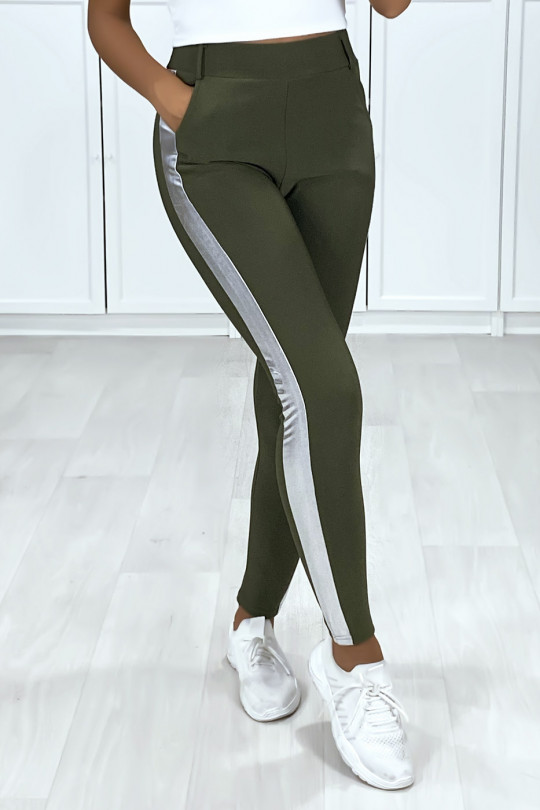 Pantalon kaki à poches avec bandes et ceinture argenté Pantalon kaki à poches avec bandes et ceinture argenté