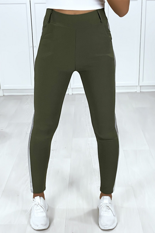 Pantalon kaki à poches avec bandes et ceinture argenté Pantalon kaki à poches avec bandes et ceinture argenté