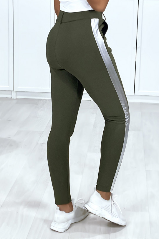 Pantalon kaki à poches avec bandes et ceinture argenté Pantalon kaki à poches avec bandes et ceinture argenté