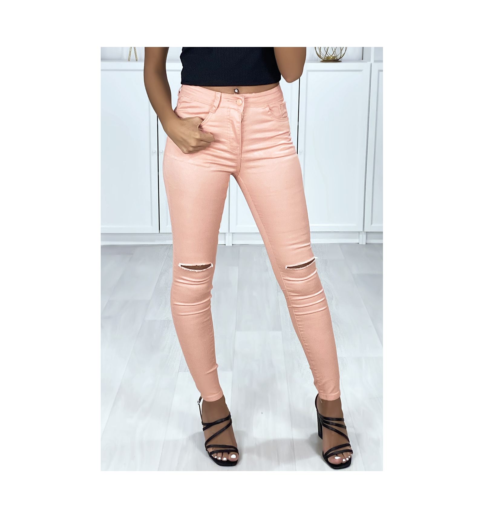 Roze slimfit jeans voor dames met 5 gescheurde zakken op de knieën.