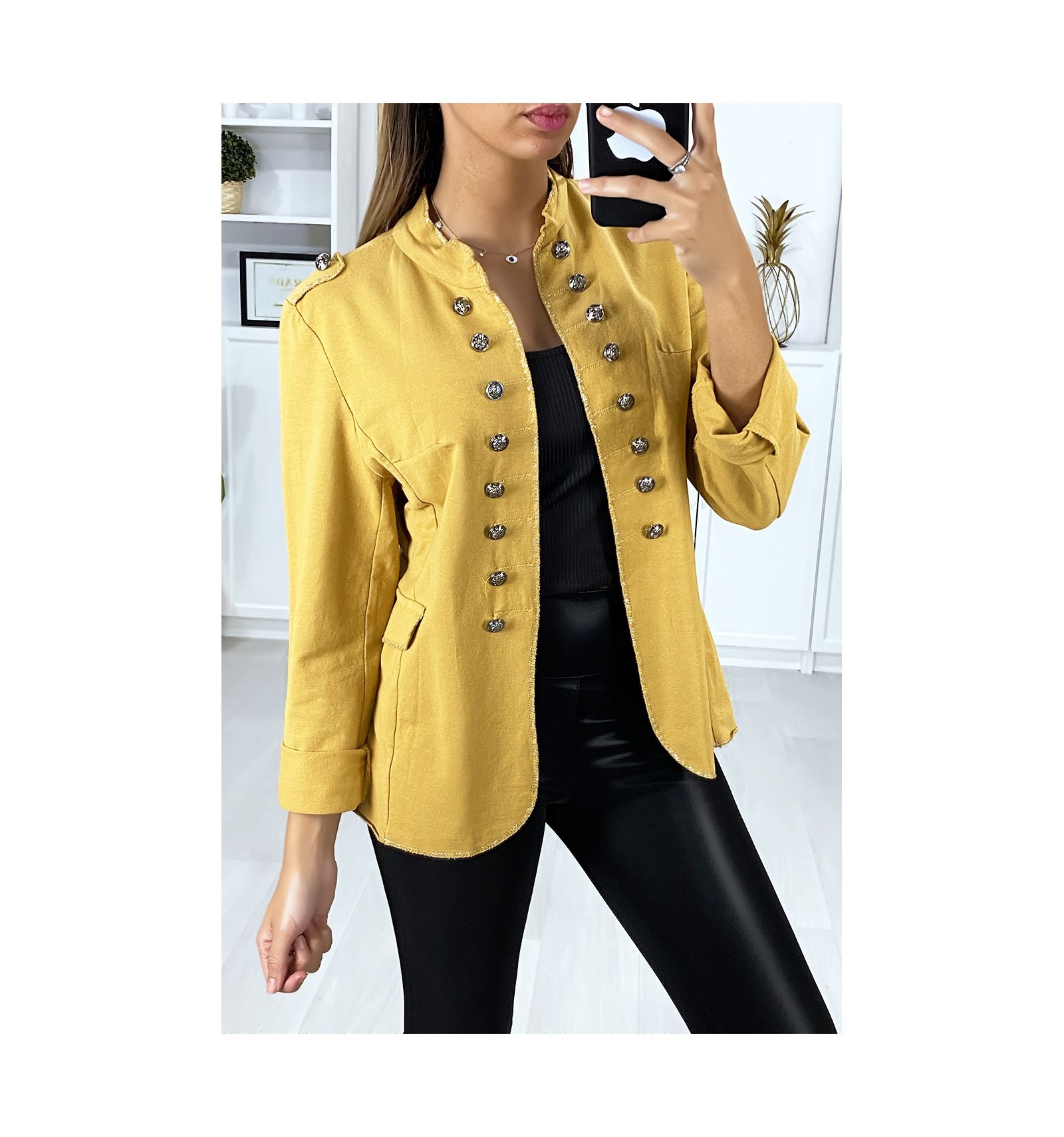 Blazer moutarde pour femme boutonné avec contour argenté.
