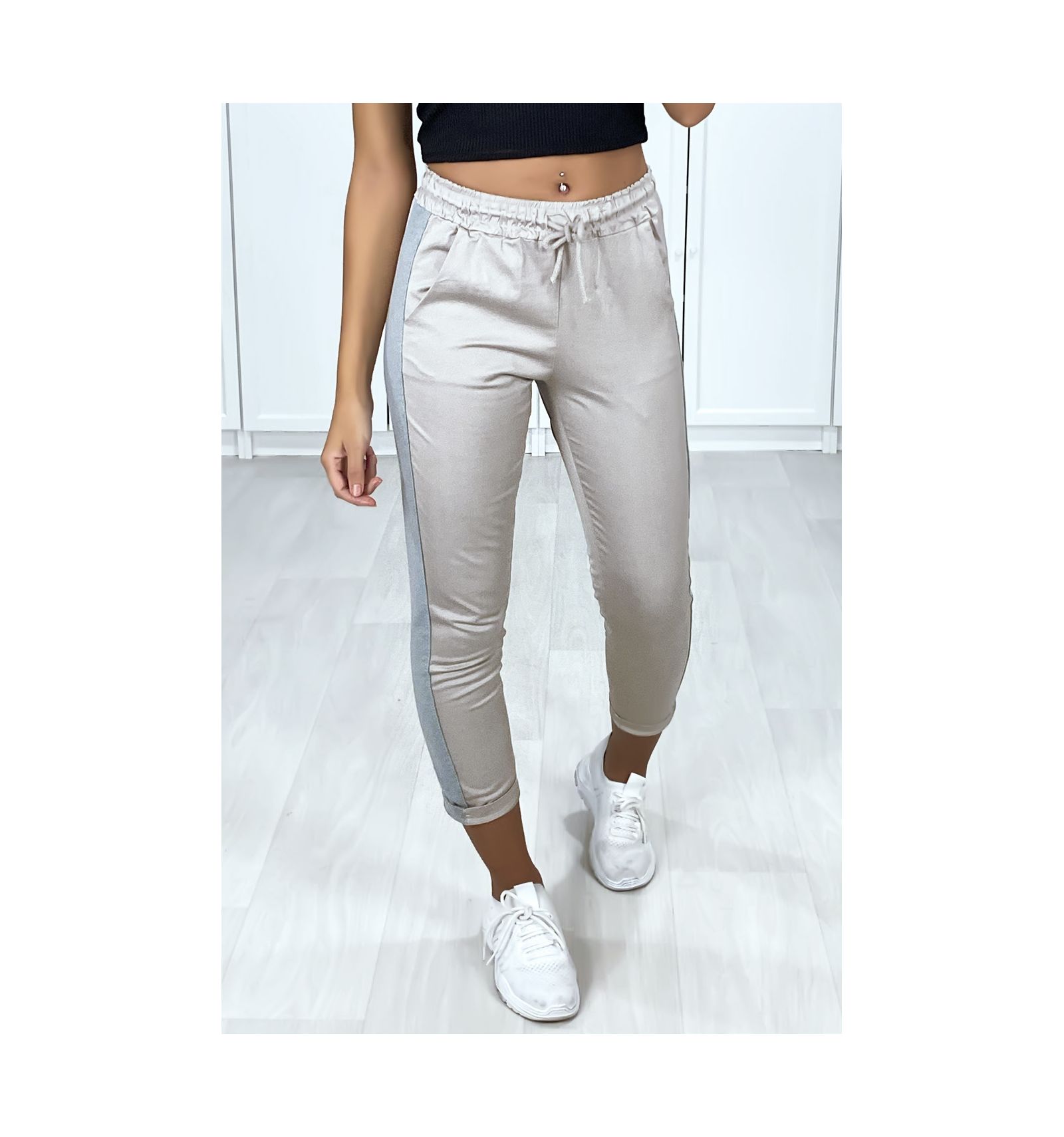 Jogging slim gris pour femme retroussé en bas avec bandes