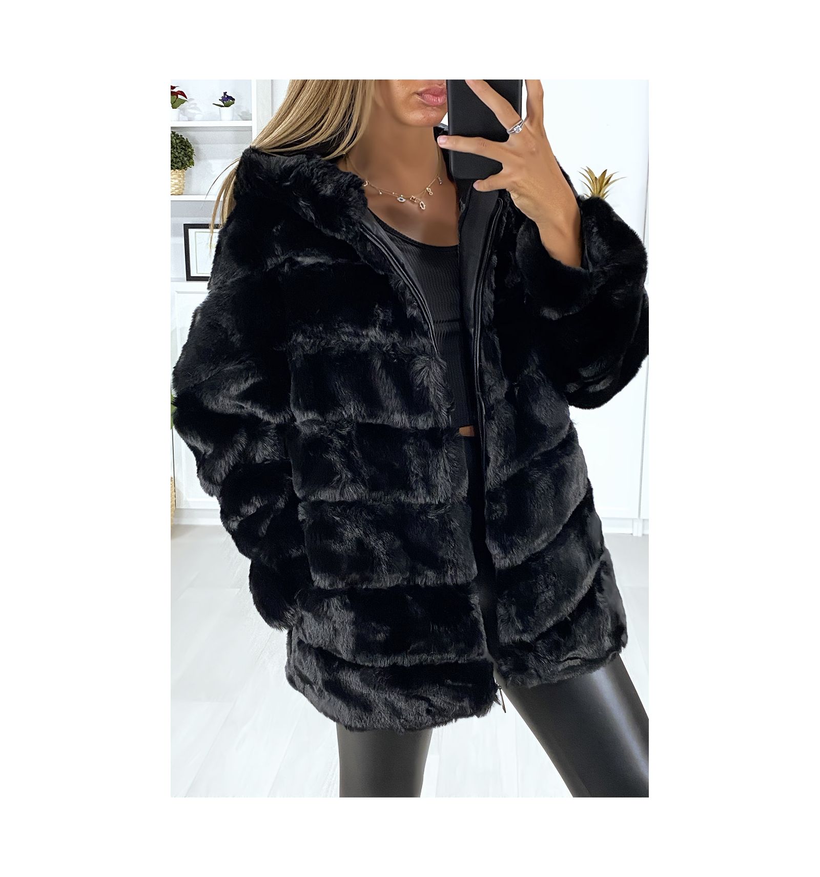 Manteau noir en fourrure synthétique avec poches et capuche
