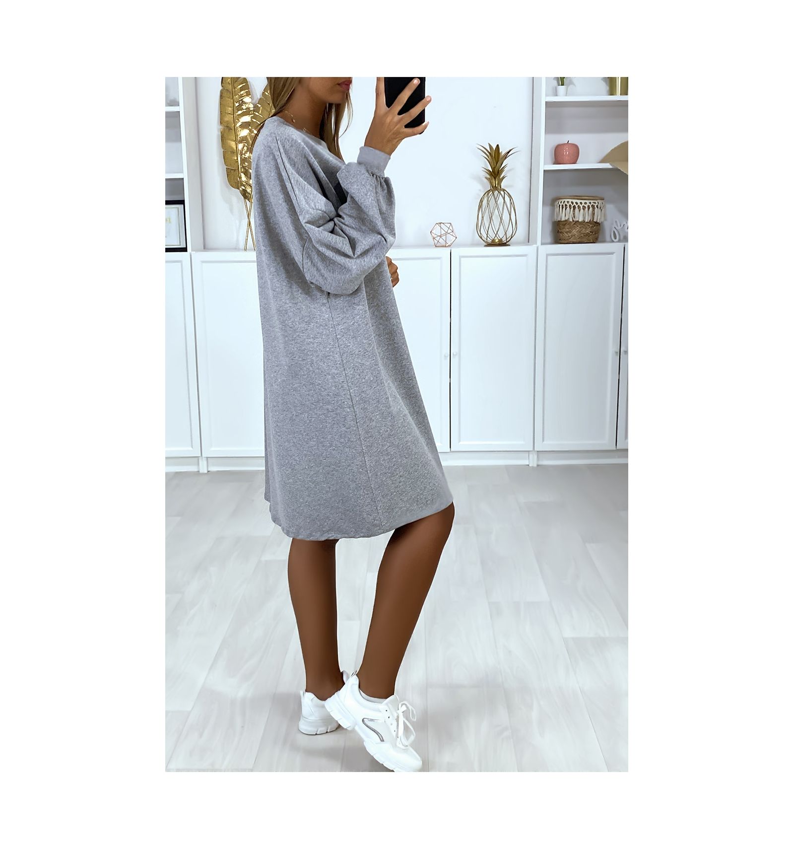 Robe sweat grise over-size très ample et agréable à porter.