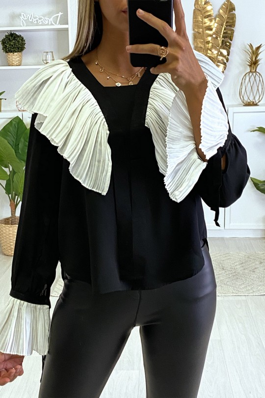 Blouse en crêpe noir avec volant plissé en blanc Blouse en crêpe noir avec volant plissé en blanc