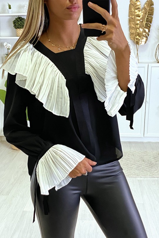 Blouse en crêpe noir avec volant plissé en blanc Blouse en crêpe noir avec volant plissé en blanc