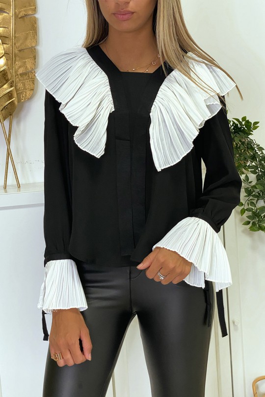 Blouse en crêpe noir avec volant plissé en blanc Blouse en crêpe noir avec volant plissé en blanc