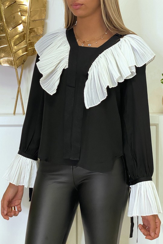 Blouse en crêpe noir avec volant plissé en blanc Blouse en crêpe noir avec volant plissé en blanc