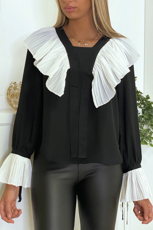 Blouse en crêpe noir avec volant plissé en blanc Blouse en crêpe noir avec volant plissé en blanc