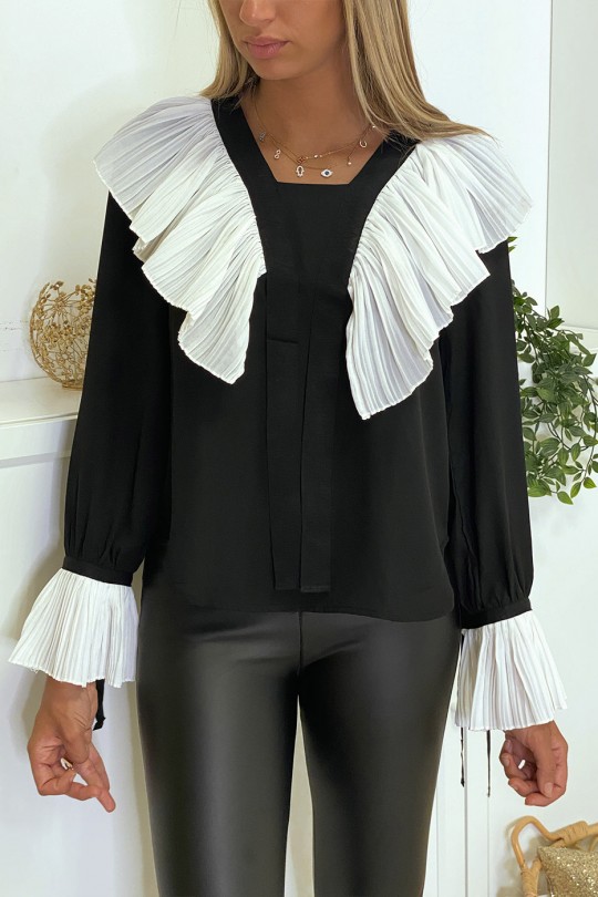 Blouse en crêpe noir avec volant plissé en blanc Blouse en crêpe noir avec volant plissé en blanc
