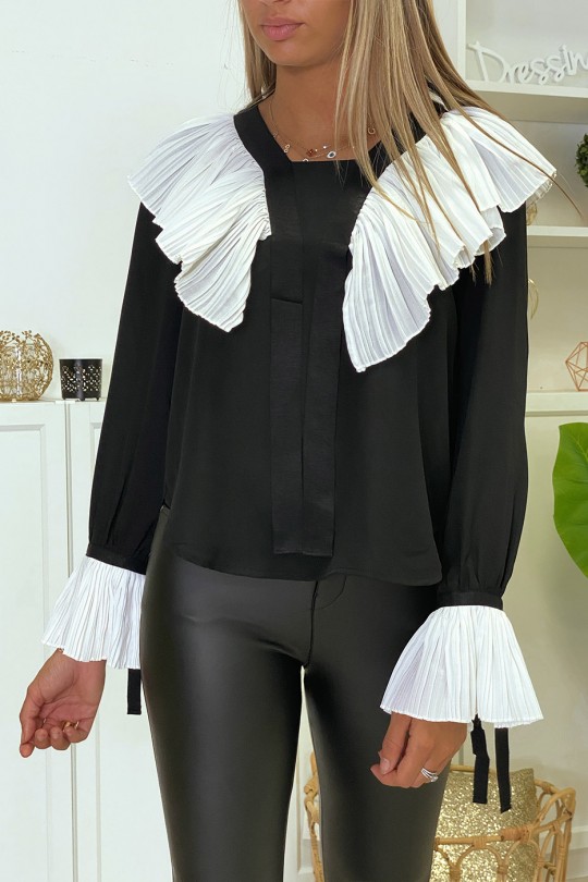 Blouse en crêpe noir avec volant plissé en blanc Blouse en crêpe noir avec volant plissé en blanc