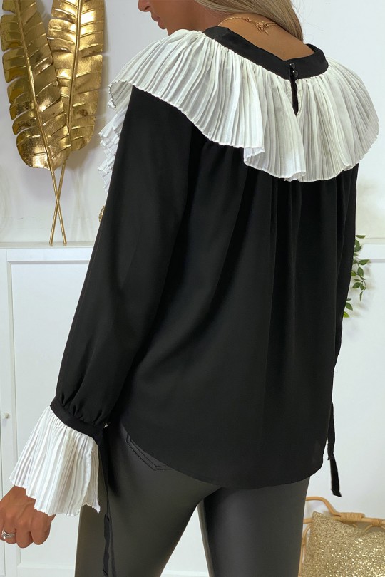 Blouse en crêpe noir avec volant plissé en blanc Blouse en crêpe noir avec volant plissé en blanc