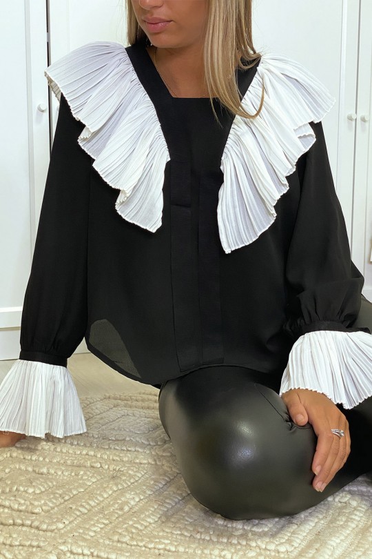 Blouse en crêpe noir avec volant plissé en blanc Blouse en crêpe noir avec volant plissé en blanc