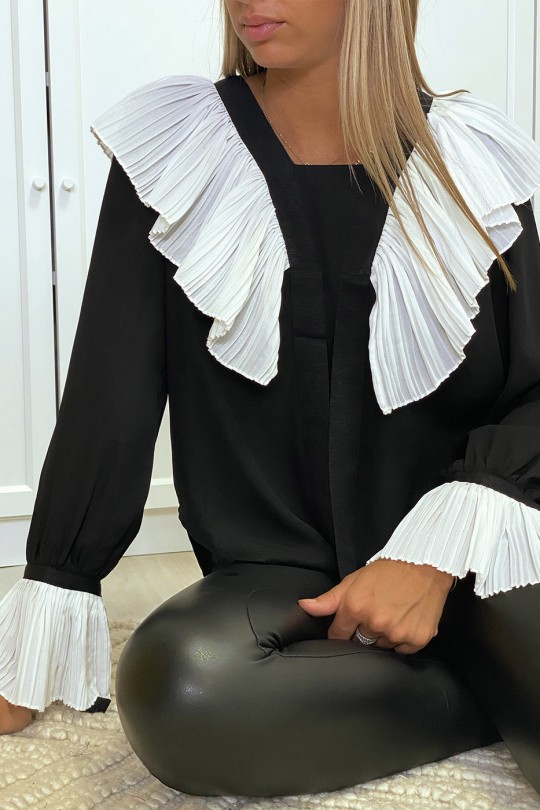 Blouse en crêpe noir avec volant plissé en blanc Blouse en crêpe noir avec volant plissé en blanc